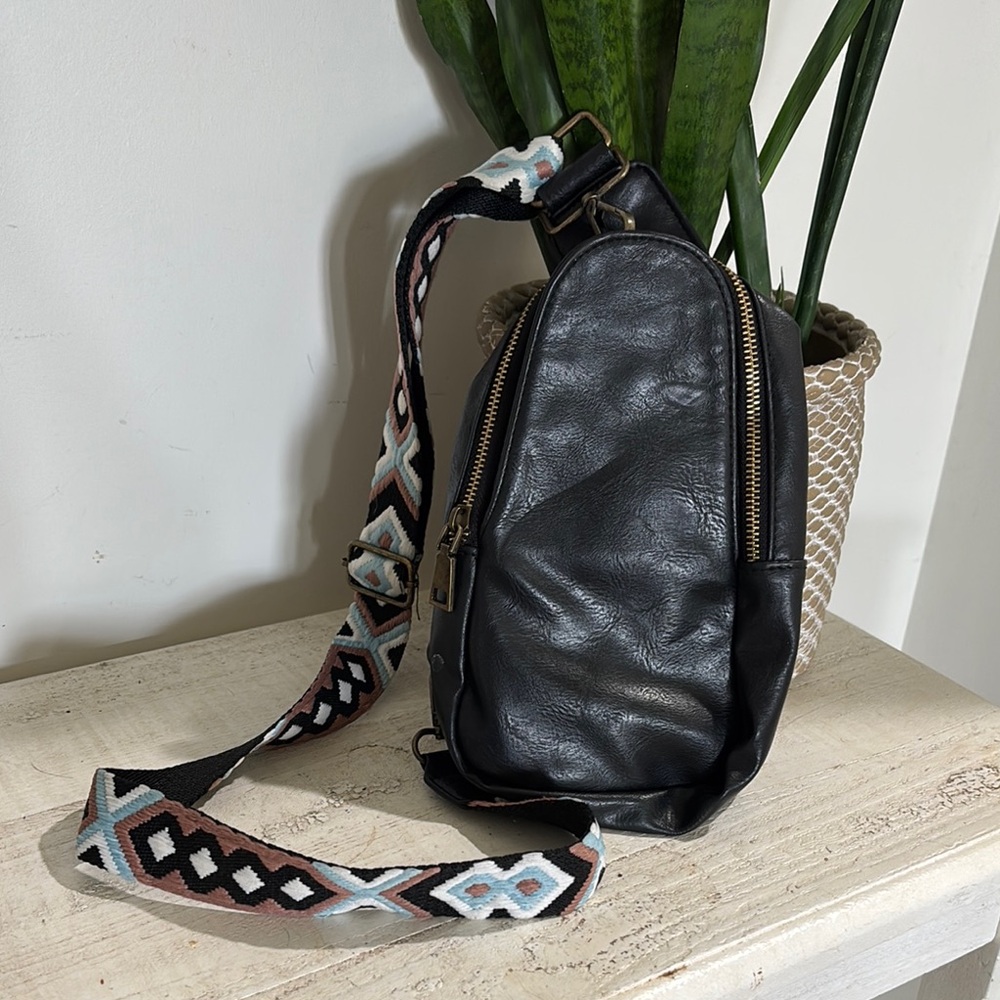 Sleek Black Crossbody Bag with Geometric Strap